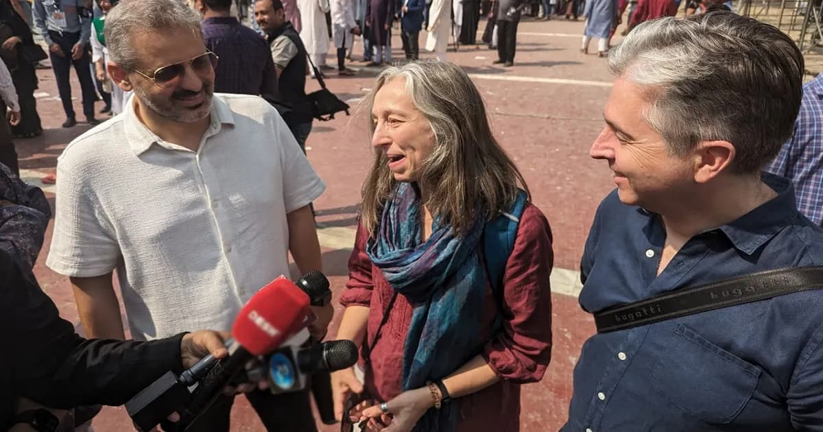 ভাষা শহীদদের প্রতি শ্রদ্ধা জানাতে শহীদ মিনারে ভিনদেশিরা