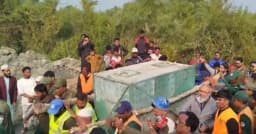 সুন্দরবনে শিকারীর ফাঁদে আটক রয়েল বেঙ্গল টাইগারটি প্রায় ২৪ ঘন্টা পরে উদ্ধার