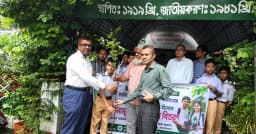 লালমনিরহাটে শিক্ষার্থীদের মাঝে ২৬ হাজারের বেশি চারাগাছ বিতরণ