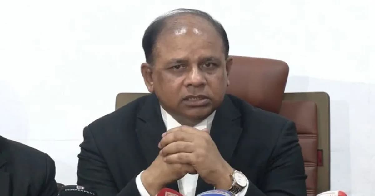 সুপ্রিম কোর্টের সামনে ককটেল বিস্ফোরণ আমলে নিচ্ছি না: চিফ প্রসিকিউটর