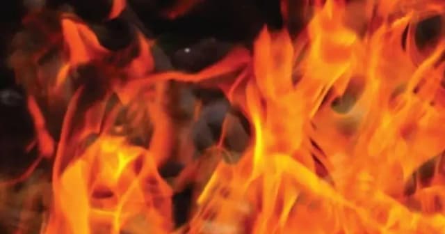 যাত্রাবাড়ীতে বাসায় এসি বিস্ফোরণে একই পরিবারের চারজন দগ্ধ