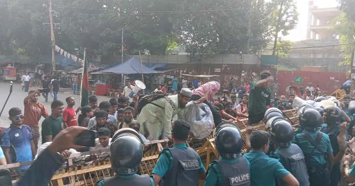 যমুনা অভিমুখে প্রতিবন্ধী গ্র্যাজুয়েটরা, শাহবাগে আটকে দিলো পুলিশ