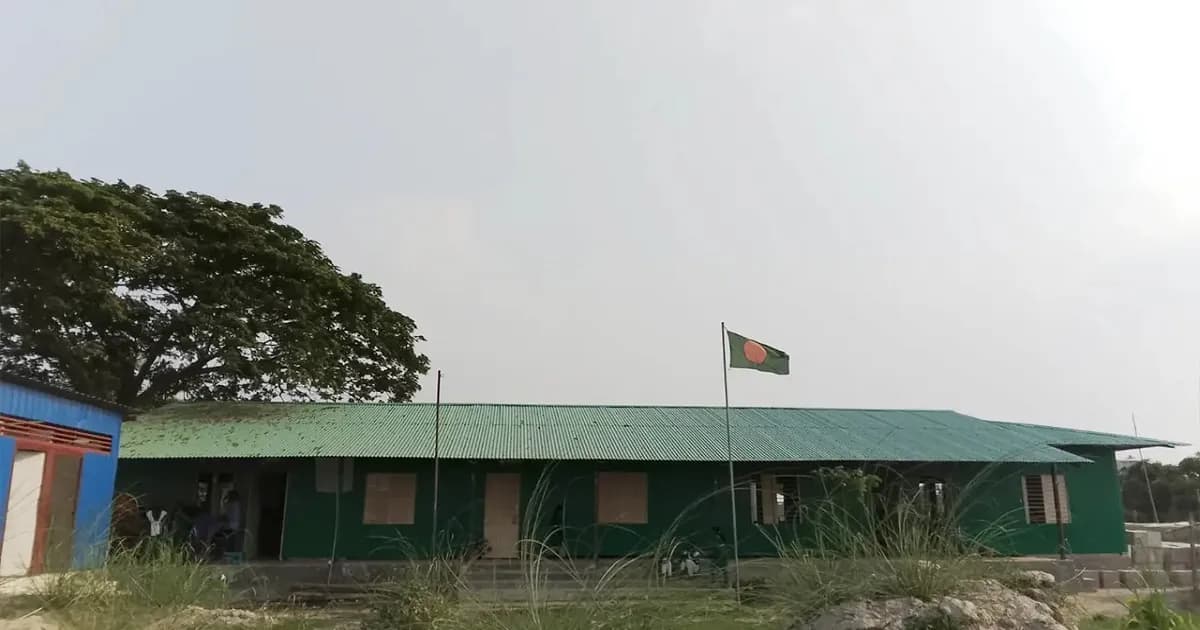 বিদ্যুৎহীন স্কুলে দাবদাহের ধাক্কা, শিক্ষকসহ অসুস্থ ৫ শিক্ষার্থী