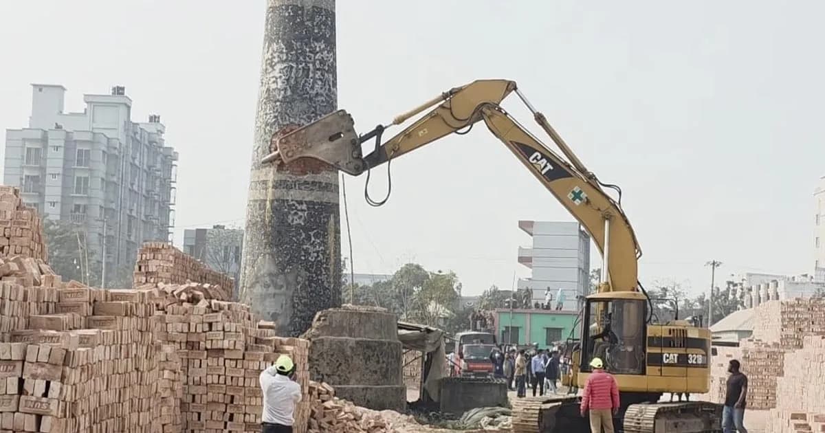 ধামরাইয়ে পাঁচ ইটভাটায় ৩০ লাখ টাকা জরিমানা, একটির চিমনি ধ্বংস