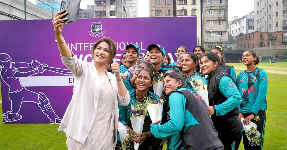 নারী দিবসে জ্যোতিদের ফুল দিয়ে শুভেচ্ছা জানাল বিসিবি