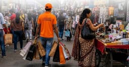 টাকা দিলেই পাবেন শপিং ব্যাগ টানার লোক,বাজারে নতুন উদ্যোগ!