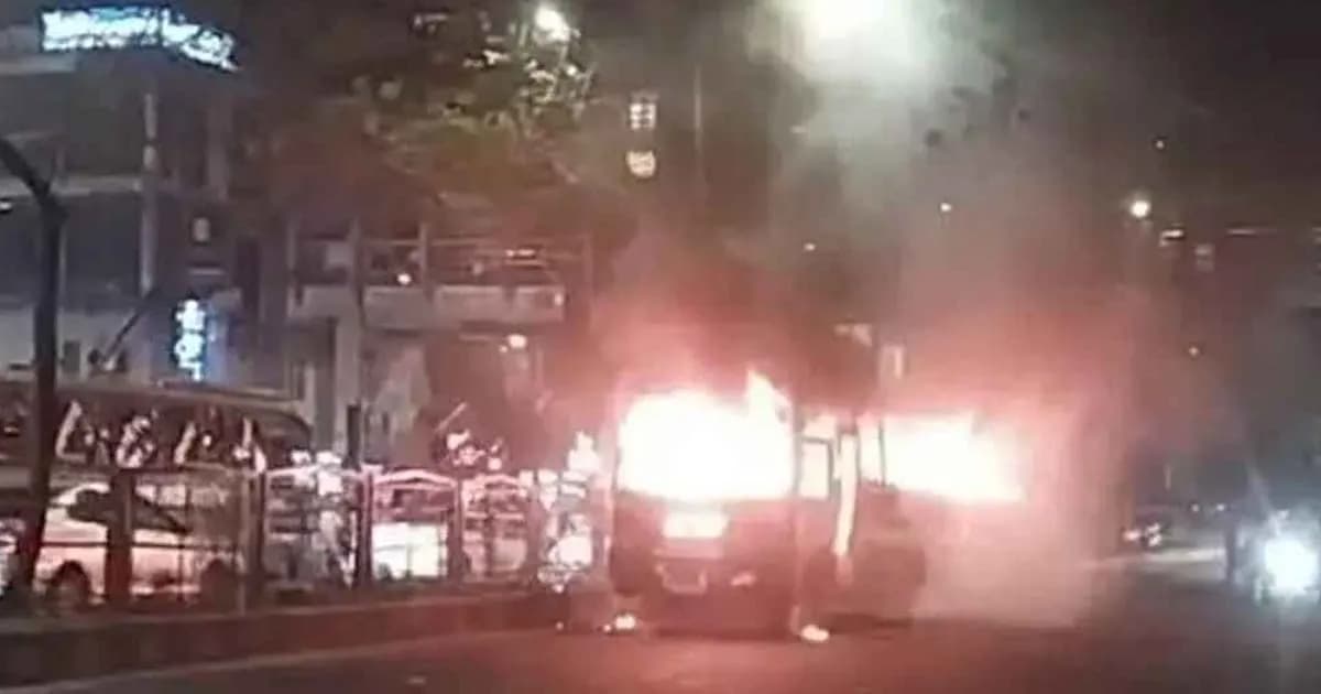 ধানমন্ডির ল্যাবএইড হাসপাতালের সামনে বাসে আগুন