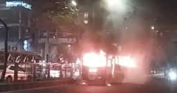 ধানমন্ডির ল্যাবএইড হাসপাতালের সামনে বাসে আগুন