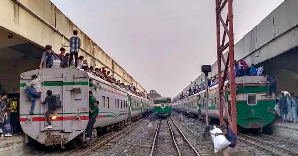 ঈদযাত্রায় ট্রেনে উপচেপড়া ভিড়, ছাদেও তিল ধারণের ঠাঁই নেই