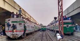 ঈদযাত্রায় ট্রেনে উপচেপড়া ভিড়, ছাদেও তিল ধারণের ঠাঁই নেই