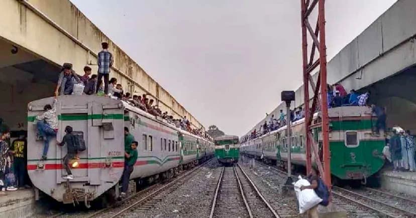 ঈদযাত্রায় ট্রেনে উপচেপড়া ভিড়, ছাদেও তিল ধারণের ঠাঁই নেই