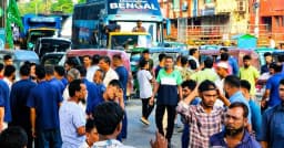 গ্যাস না পেয়ে সিএনজি চালকদের সড়ক অবরোধ