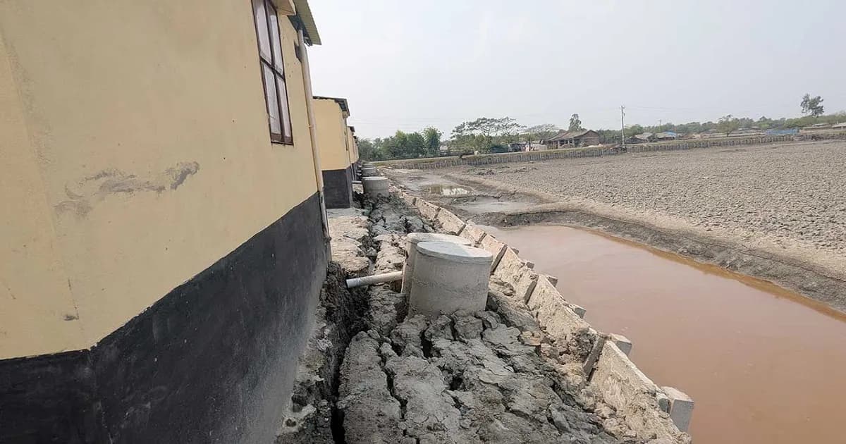 হস্তান্তরের আগেই কঙ্কালসার, ধসে পড়ছে স্বপ্নের আশ্রয়ণ প্রকল্প