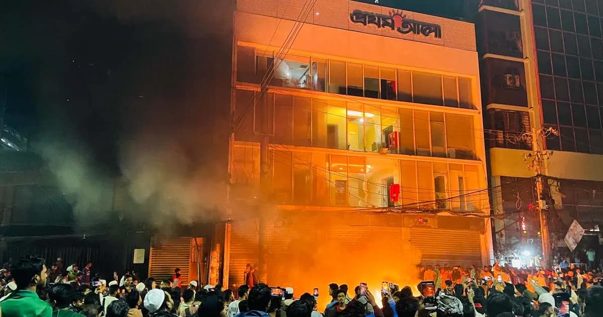মধ্যরাতে প্রথম আলো ও ডেইলি স্টার ভবনে হামলা-ভাঙচুর