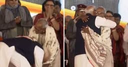 প্রবীণ নেতার পায়ে হাত দিয়ে প্রণাম করলেন মোদি