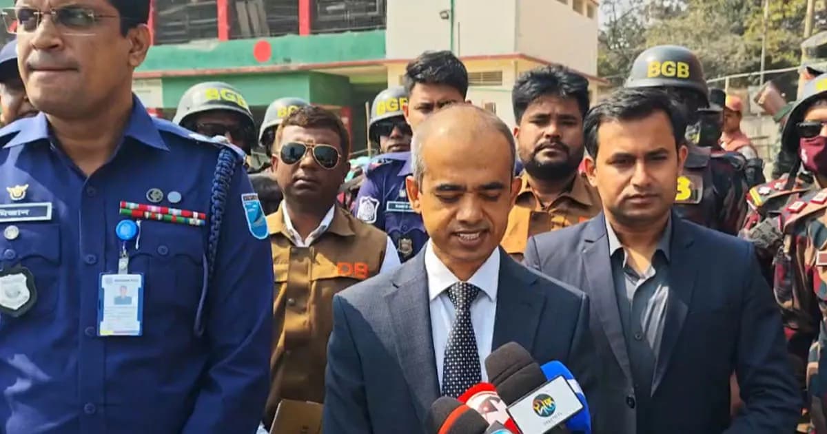 ধামরাইয়ে ভোট কেন্দ্র পরিদর্শনে জেলা প্রশাসক রেজাউল করিম