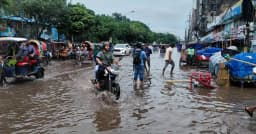 ভারি বৃষ্টিতে নিউমার্কেট এলাকায় জলাবদ্ধতা, ব্যাহত যান চলাচল