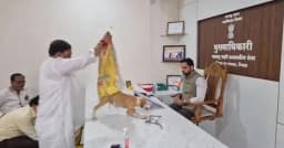 কুকুরের উৎপাত ঠেকাতে কর্মকর্তার টেবিলে কুকুর ছেড়ে দিয়ে প্রতিবাদ