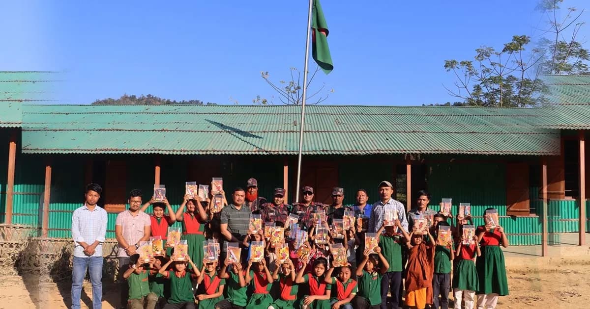 দুর্গম পাহাড়ে বিজিবি’র ভোটকেন্দ্র পরিদর্শন ও শিক্ষার্থীদের শিক্ষা সহায়তা