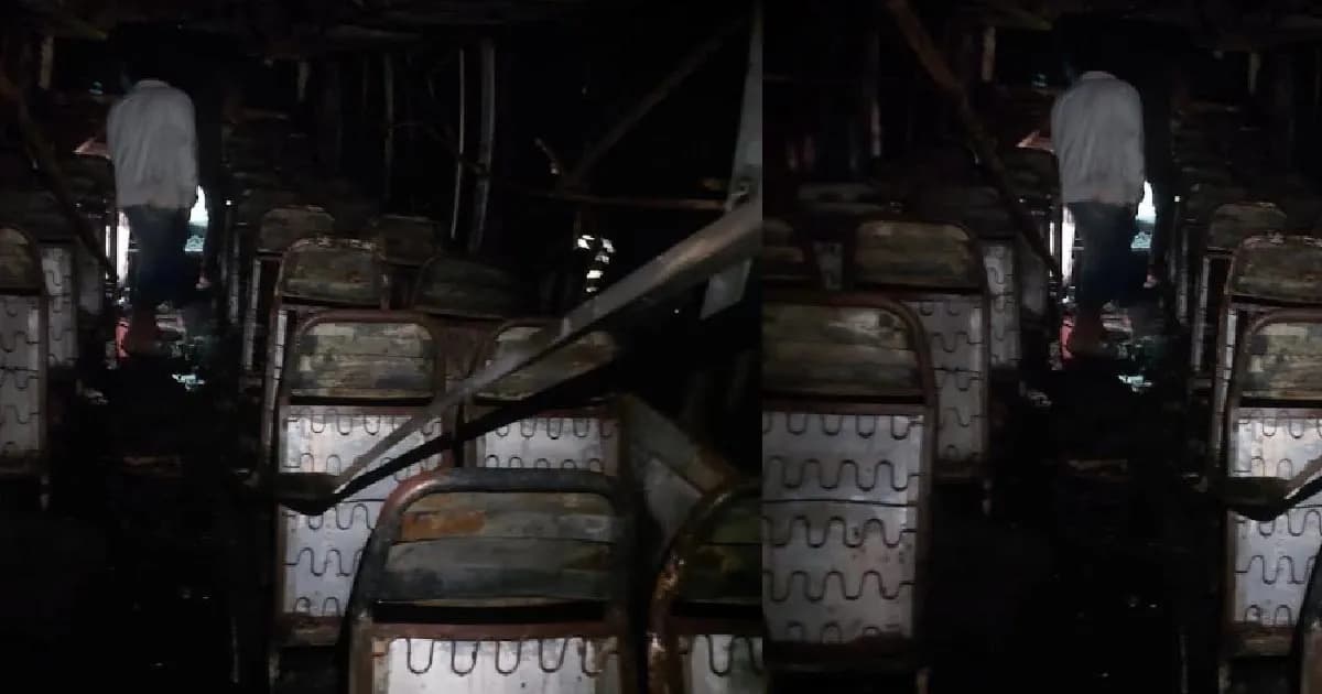 ধামরাইয়ে দাঁড়িয়ে থাক বাসে আগুন