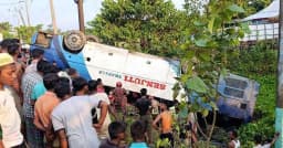 খাদে উল্টে পড়ল বাস, প্রাণ গেল মা-মেয়ের
