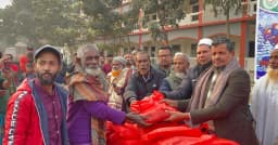 ধামরাইয়ে বৃদ্ধ, বিধবা ও প্রতিবন্ধী মানুষের হাতে শীতবস্ত্র বিতরণ