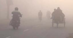 তীব্র শীতে কাঁপছে দেশ, ঘন কুয়াশায় বিপর্যস্ত জনজীবন