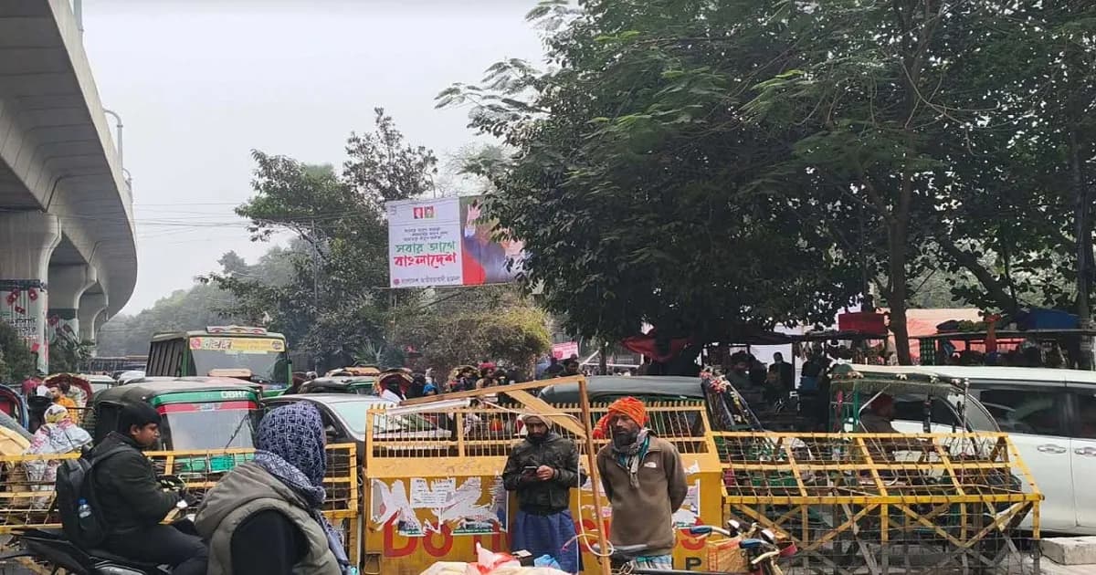 শাহবাগে বন্ধ যান চলাচল, বিকল্প পথে কচ্ছপের গতিতে চলছে গাড়ি