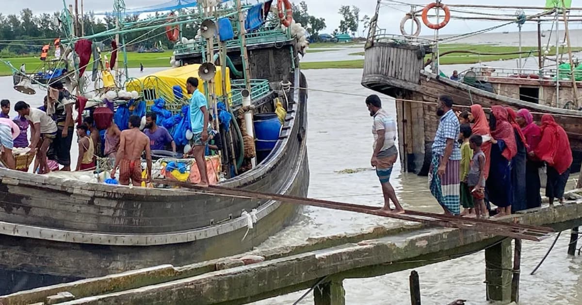 সাগর উত্তাল, ঝুঁকি এড়াতে ঘাটে ফিরছেন জেলেরা