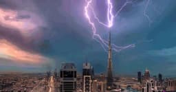 দুবাইয়ে ঝড়-বৃষ্টির মধ্যে বুর্জ খলিফায় বজ্রপাত