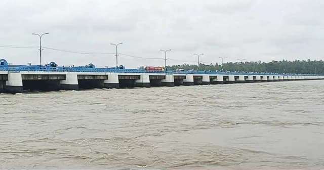 তিস্তার পানি বিপৎসীমার ওপরে, খোলা হলো সব জলকপাট