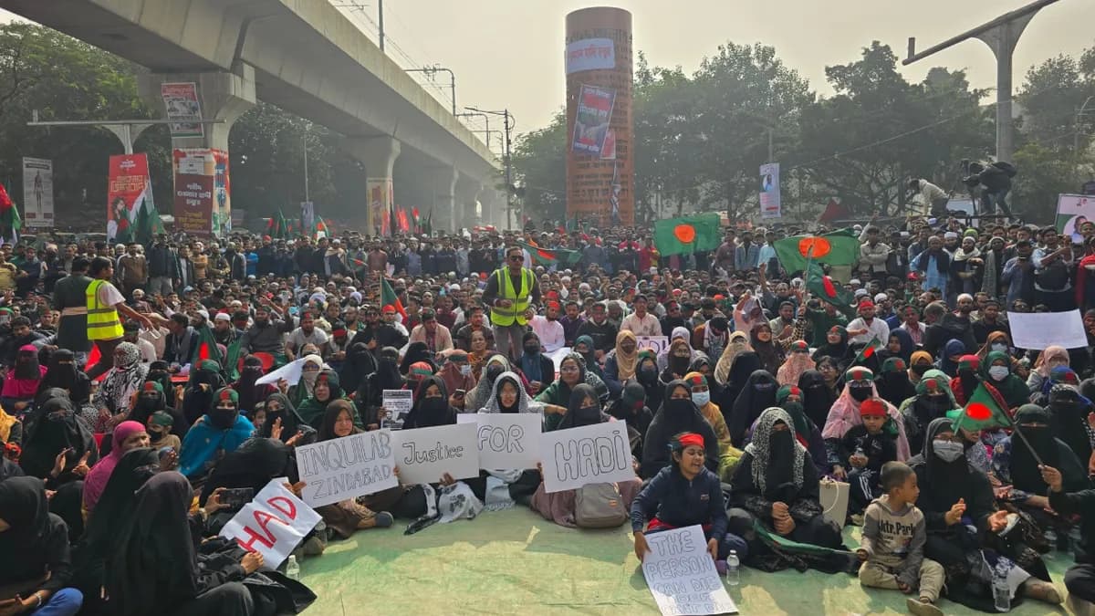 শাহবাগ মোড়ে আবারও অবস্থান ইনকিলাব মঞ্চের