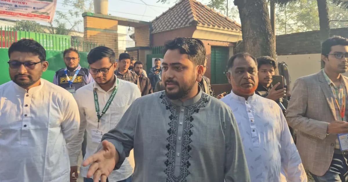 ভোট দিতে কেন্দ্রে নাহিদ ইসলাম