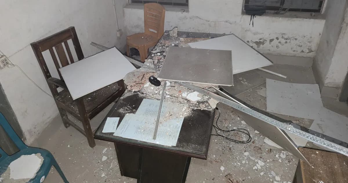 ডিমলা থানার ছাদ ধসে আহত এএসআই, নষ্ট সরকারি কম্পিউটার