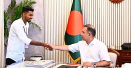 প্রধানমন্ত্রীর হাতে জুলাইয়ের রক্তমাখা পতাকা তুলে দিলেন আহত আজিজুর