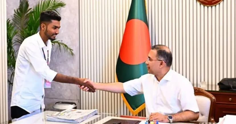 প্রধানমন্ত্রীর হাতে জুলাইয়ের রক্তমাখা পতাকা তুলে দিলেন আহত আজিজুর