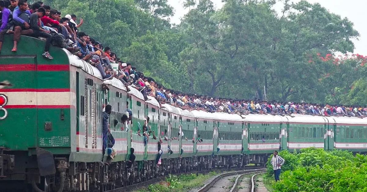 ঈদযাত্রায় ট্রেনের ছাদে ভ্রমণ ঠেকাতে ৩ স্তরের নিরাপত্তা