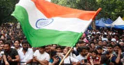 দিল্লির বিক্ষোভে উত্তেজনা, পুলিশের লাঠিচার্জ-টিয়ারশেল নিক্ষেপ