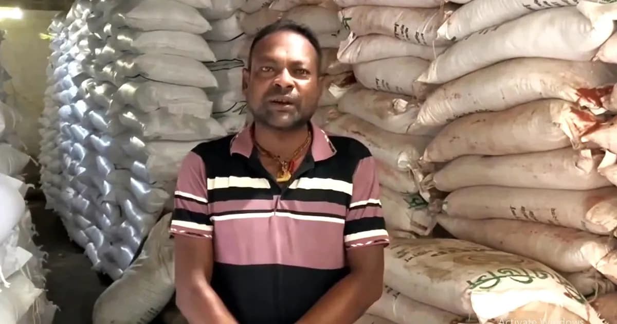 রাজনগরে নির্ধারিত দামের চেয়ে বেশি দামে সার বিক্রির অভিযোগ