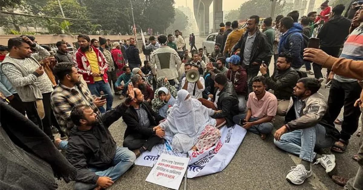 কারওয়ান বাজারে মোবাইল ব্যবসায়ীদের সড়ক অবরোধ, যান চলাচল বন্ধ