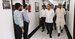 হঠাৎ বিভিন্ন মন্ত্রণালয় পরিদর্শন করলেন প্রধানমন্ত্রী তারেক রহমান