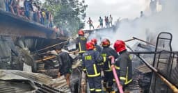 রাজধানীর শ্যামলীতে বসতঘরে আগুন