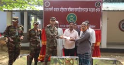 দীঘিনালায় অগ্নিকাণ্ডে ক্ষতিগ্রস্ত ব্যবসায়ীদের পাশে সেনাবাহিনী