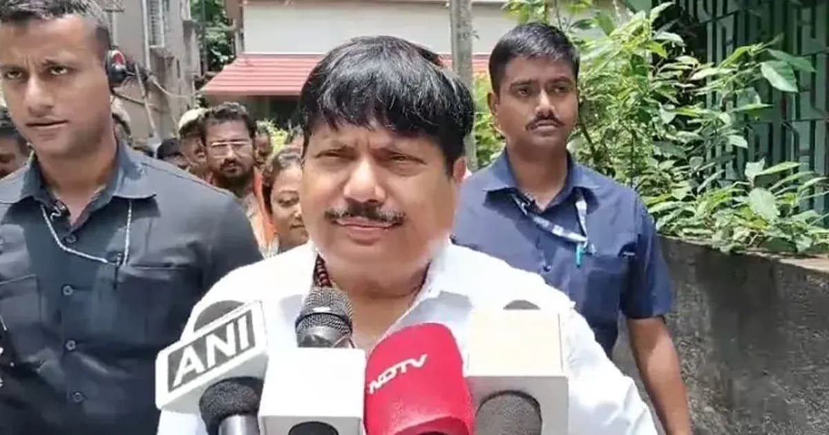 মসজিদে নামাজ পড়লে আপত্তি নেই, রাস্তায় নয়: অর্জুন সিং