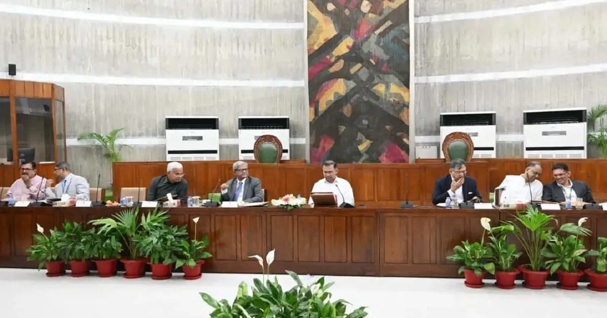 প্রধানমন্ত্রীর নেতৃত্বে মন্ত্রিসভার গুরুত্বপূর্ণ বৈঠক চলছে