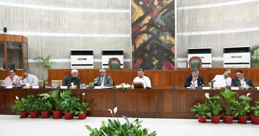 প্রধানমন্ত্রীর নেতৃত্বে মন্ত্রিসভার গুরুত্বপূর্ণ বৈঠক চলছে