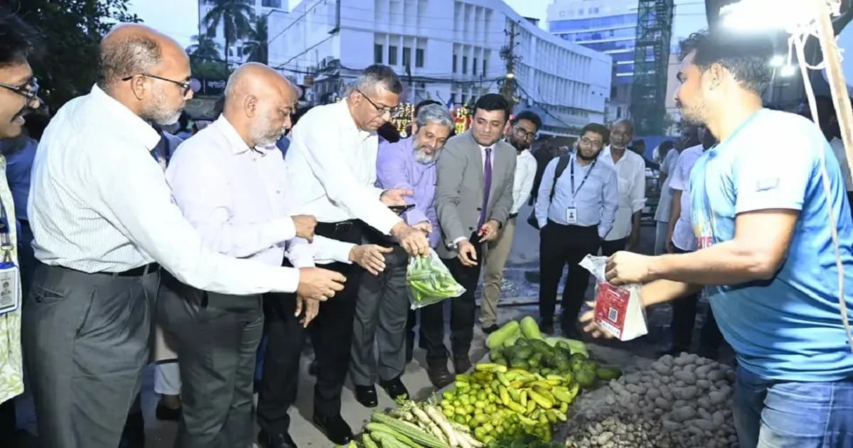নগদ টাকা ছিল না, কিউআর স্ক্যানেই চা থেকে সবজি কিনলেন গভর্নর
