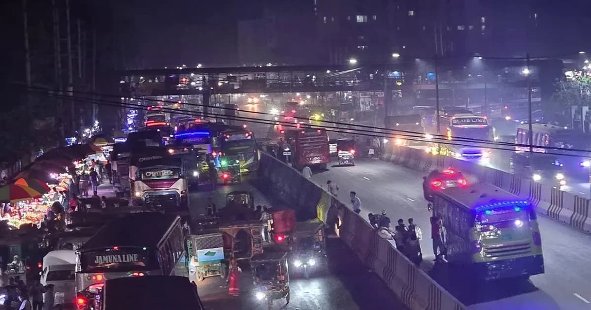 সাভারে ঘরমুখো মানুষের ভিড়, গণপরিবহনের চাপ বাড়লেও নেই যানজট