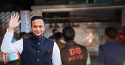 মাগুরায় সাকিবের বাড়িতে পেট্রোল বোমা নিক্ষেপ