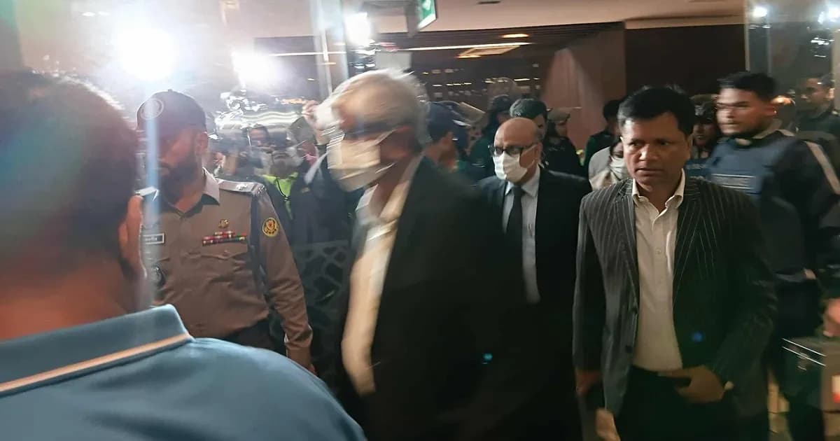 ৬ ঘণ্টা অবরোধের পর পুলিশি নিরাপত্তায় সচিবালয় ছাড়লেন অর্থ উপদেষ্টা